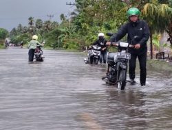 Kota Waingapu Diguyur Hujan Deras Sejumlah Jalan Terendam Banjir