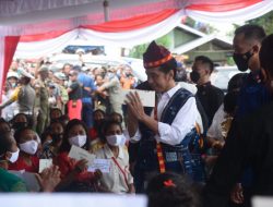Warga Ngada Sambut Kedatangan Presiden Jokowi