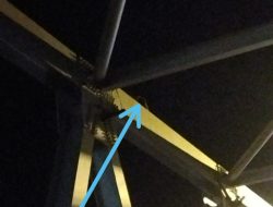 Aksi Viral Seorang Pria Duduk diatas Jembatan Liliba Sambil Isap Rokok dan Selfie