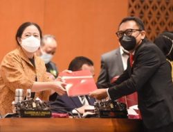 Ansy Lema Menyerahkan Pendapat Fraksi PDIP  Tentang Rancangan UU KSDAHE kepada Ketua DPR RI Puan Maharani