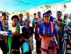 Masyarakat Desa Umatoos Rame-Rame Kembali Antar Petahana Daftar Calon Kepala Desa