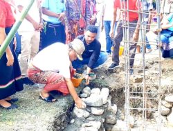 Bupati Malaka Lakukan Peletakan Batu Pertama Pembangunan Gapura Perbatasan Desa Besikama