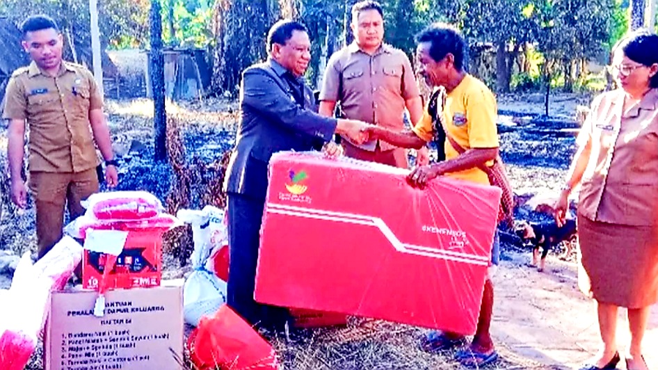 Bupati Malaka Serahkan Bantuan Bagi Korban Bencana Kebakaran di Desa Numponi