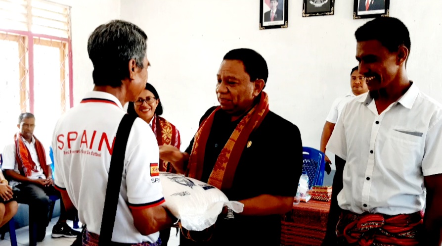 Bupati Simon Nahak dan Dinsos Malaka Serahkan 1.520Kg Bantuan Beras Untuk Warga Desa Bontas