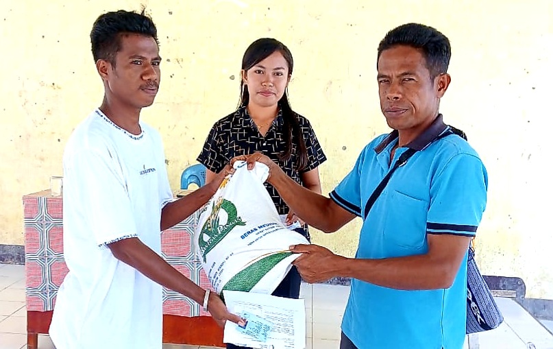 127 Warga Desa Oan Mane Terima Bantuan Produk Beras 2023