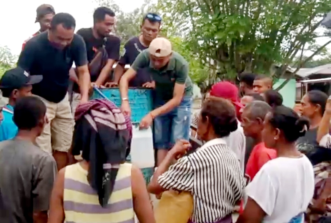 Wabup Malaka Kim Taolin Distribusikan Langsung Bantuan Minyak Tanah Bagi Masyarakat Yang Terdampak Banjir